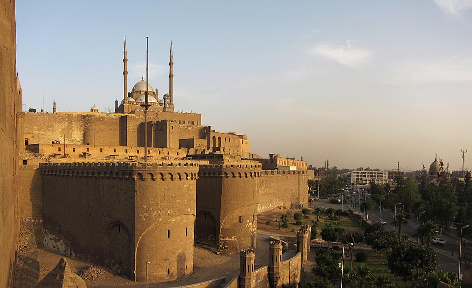 سيارة سيدان حديثة مع سائق - مطار القاهرة